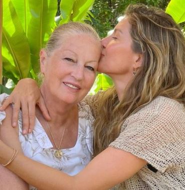 Patricia Nonnenmacher Bundchen twin sister Gisele Bundchen and Mother Vania Nonnenmacher